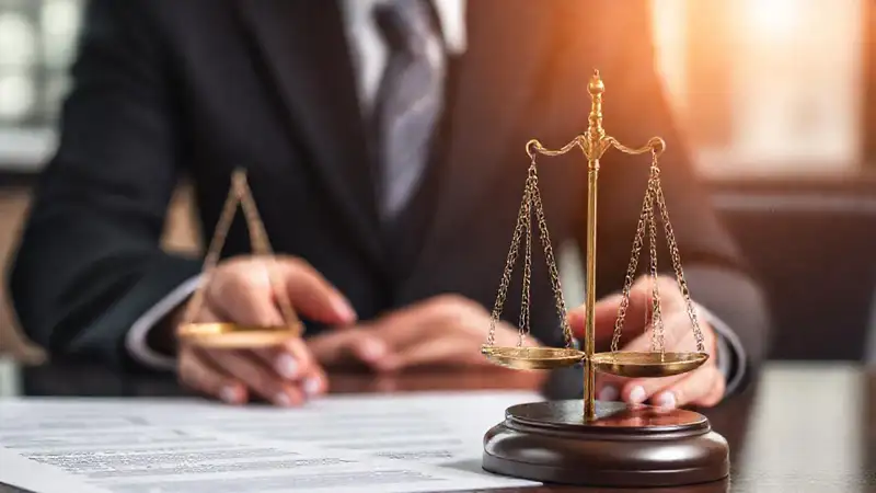 El contrato refleja justicia imparcial y profesional