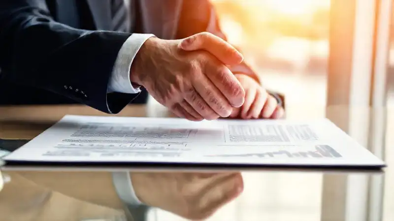 Reunión profesional y acuerdo optimista