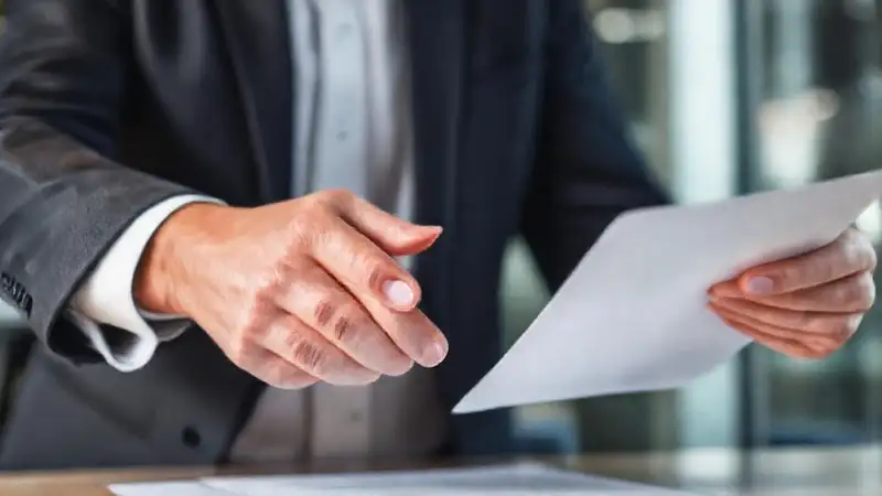 Un influencer firma contrato profesionalmente