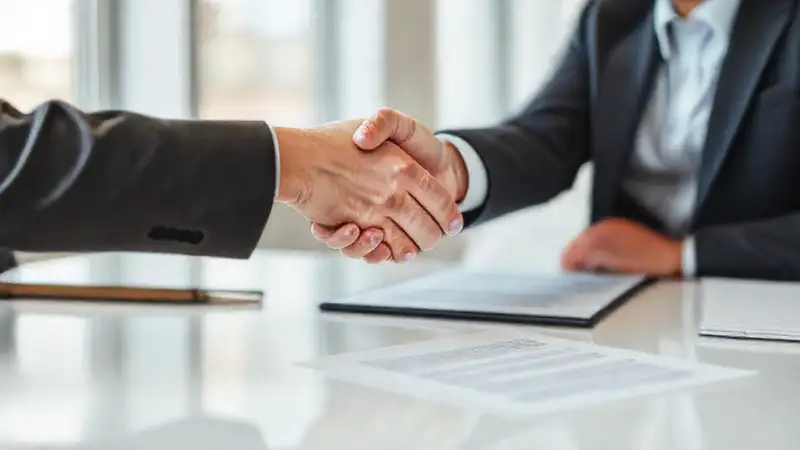 Firmes manos firman contratos profesionales