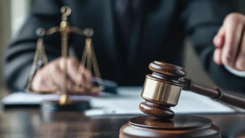 Contrato legal y conflicto profesional