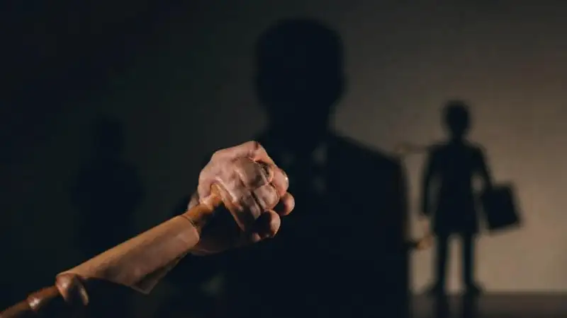 Justicia sombría y abstracta se revela