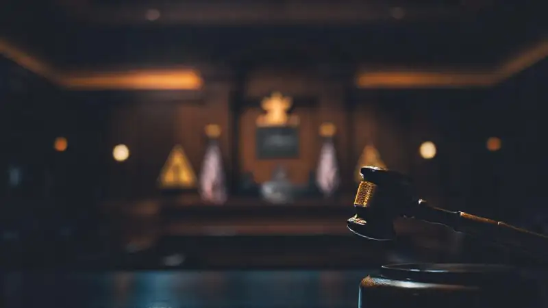 Un tribunal sombrío revela contratos complejos