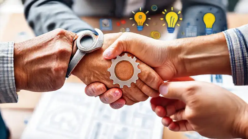 Manos colaboran en un entorno profesional