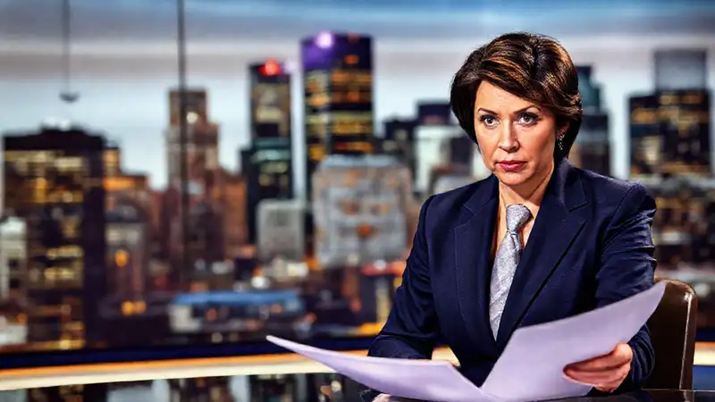 Un presentador serio firma contrato digitalmente