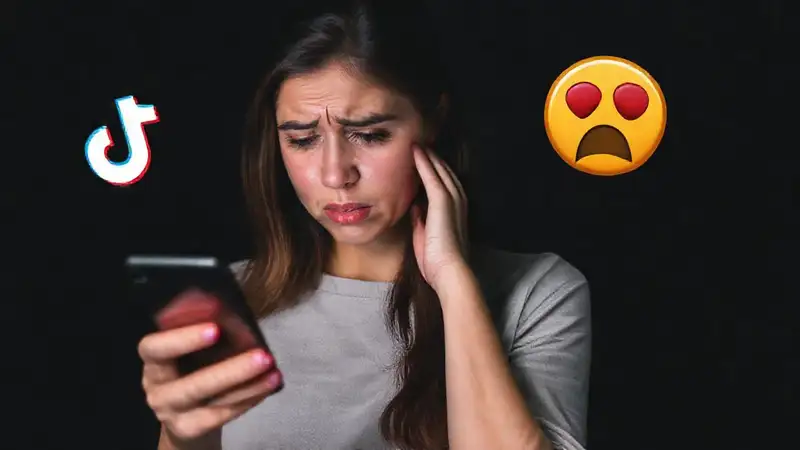 Mujer frustrada ve alerta en TikTok