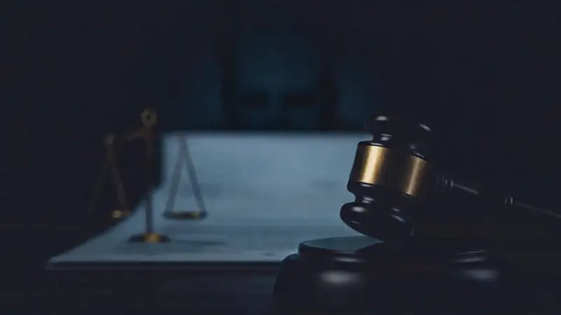 Contrato legal, justicia y advertencia sutil