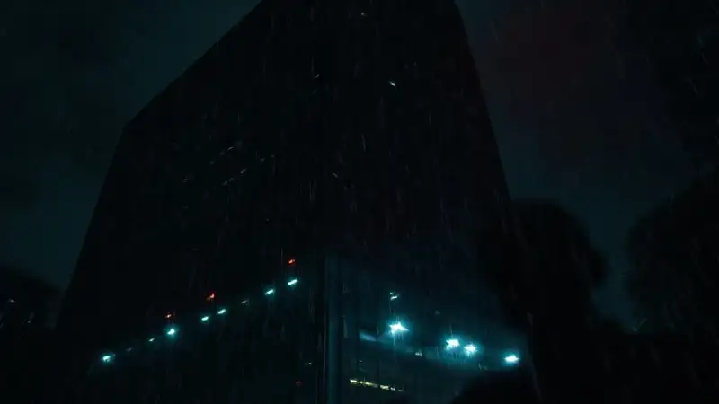 Un edificio corporativo oscuro