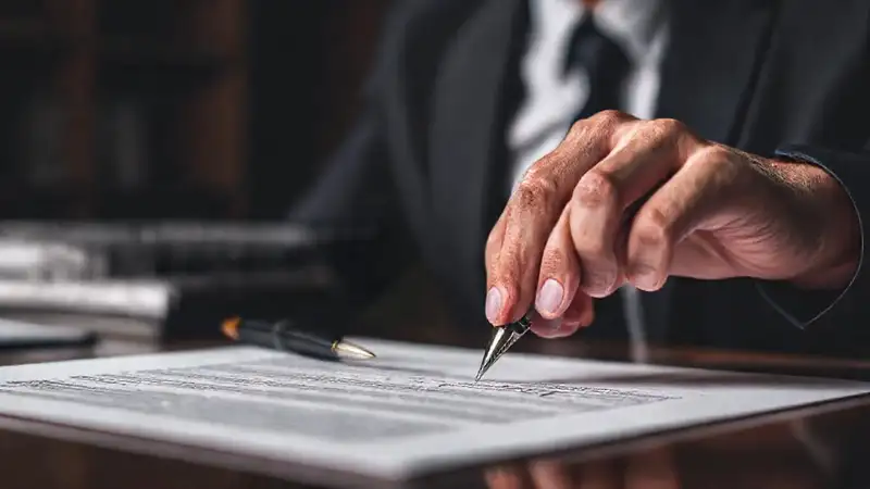 Un empresario firma un contrato legal