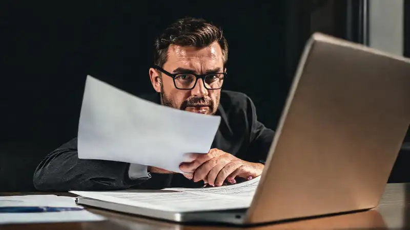 Un documento legal se revisa en oficina