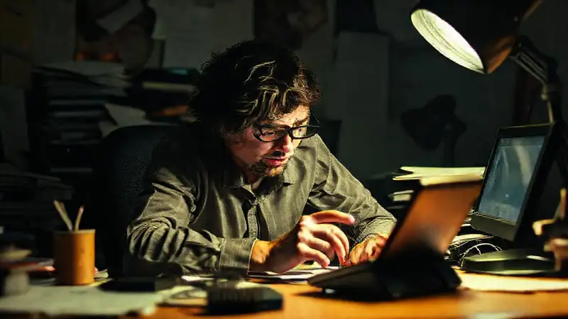 Un influencer agotado enfrenta un caos digital